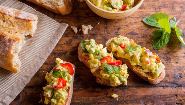 toasted bread crisps wth crab meat