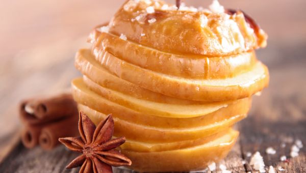 baked apple with cinnamon 