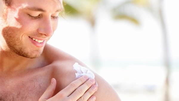 man applying sunscreen