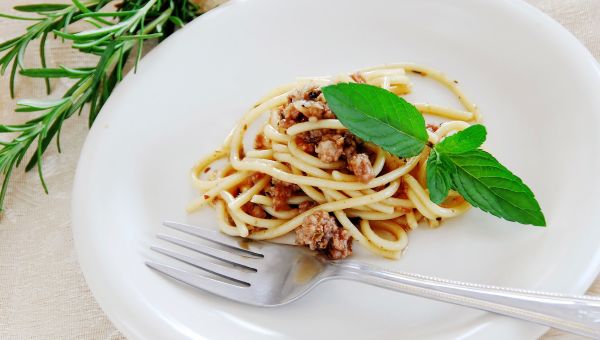 spaghetti, fork, meat, small plate