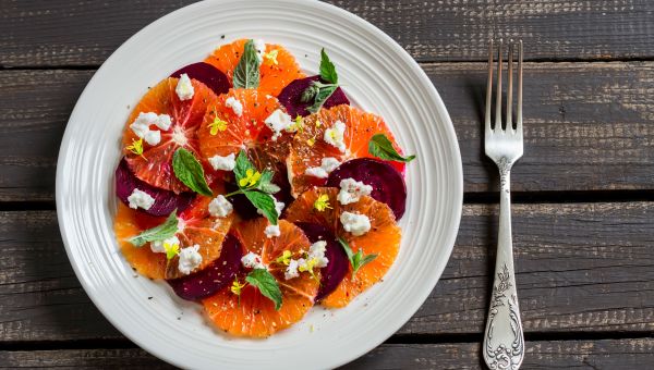 Salad with beets, oranges and soft cheese