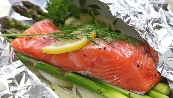 Salmon in foil packet with lemon and asparagus