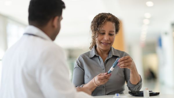 woman discussing insulin with doctor