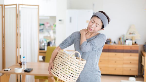 woman with shoulder pain