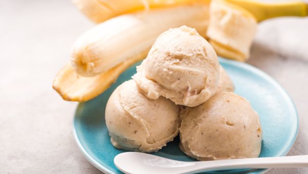 "nice" cream made with frozen bananas and other frozen fruits