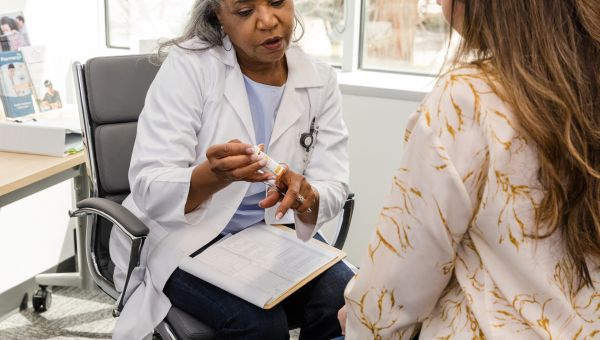 a doctor talking through bacterial vaginosis medication with a patient
