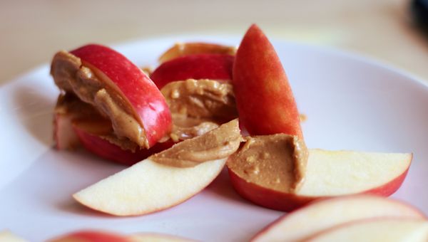 apple slices and peanut butter