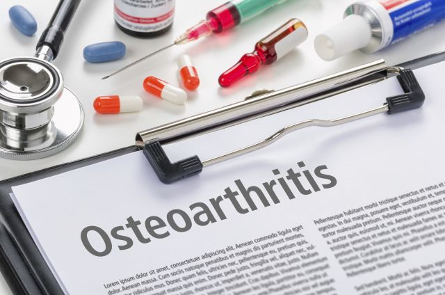 The diagnosis Osteoarthritis written on a clipboard