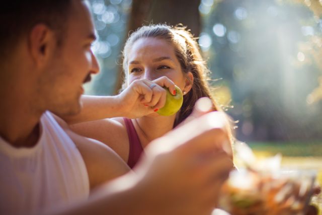 woman eating apple