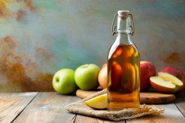 apple cider vinegar with apples