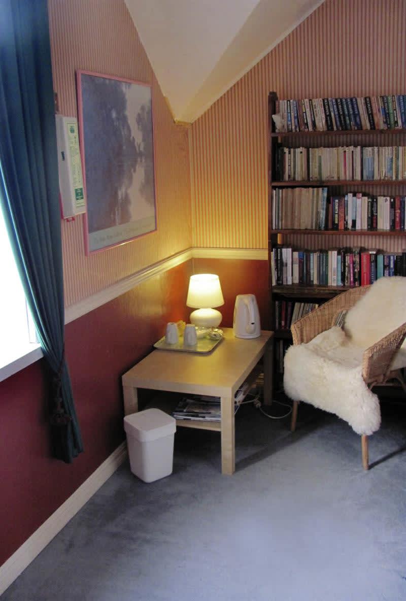 The thompsons' b&b Soverom small spaces