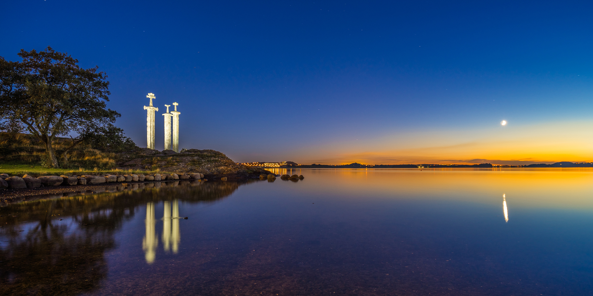 [Image: swords_in_rock_in_hafrsfjord_stavanger_n...c599fd.jpg]