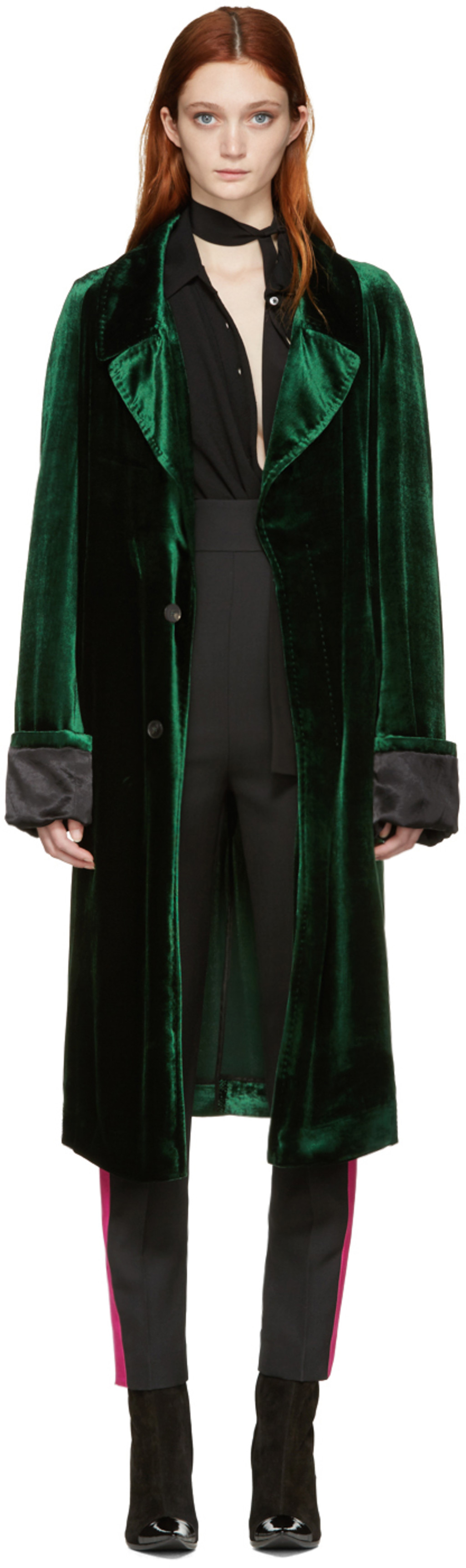 Зеленое бархатное пальто